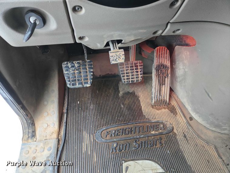 image for item EB1258 2015 Freightliner Cascadia semi truck