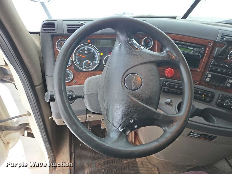 image for item EB1258 2015 Freightliner Cascadia semi truck