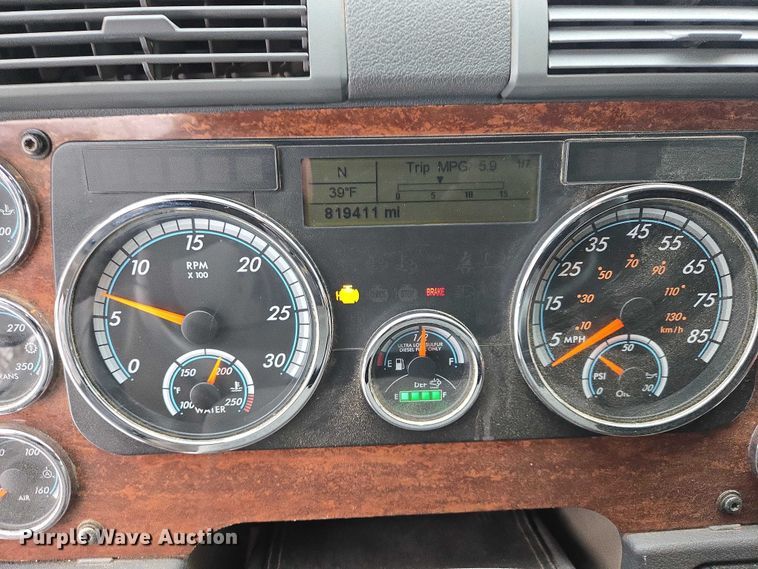 image for item EB1258 2015 Freightliner Cascadia semi truck