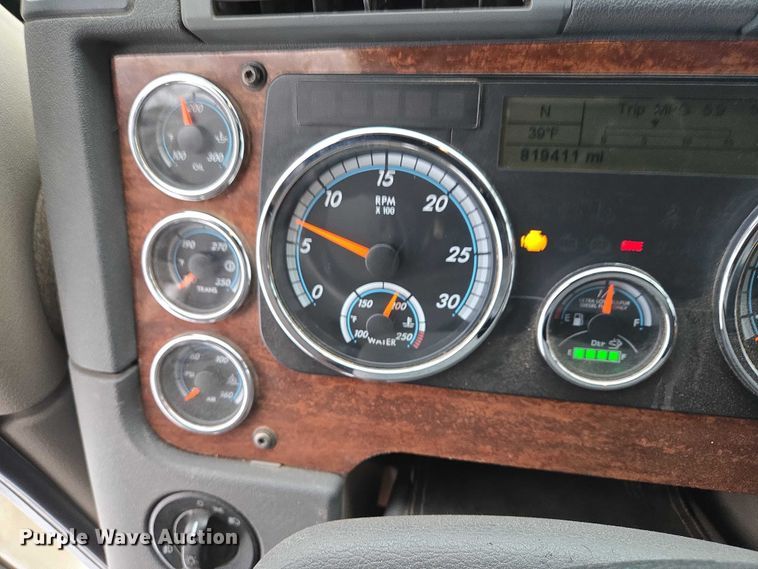 image for item EB1258 2015 Freightliner Cascadia semi truck