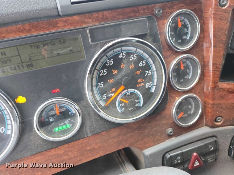 image for item EB1258 2015 Freightliner Cascadia semi truck