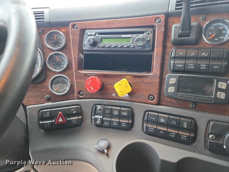 image for item EB1258 2015 Freightliner Cascadia semi truck