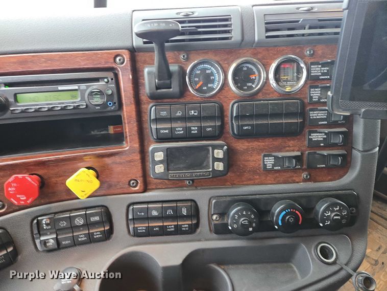 image for item EB1258 2015 Freightliner Cascadia semi truck