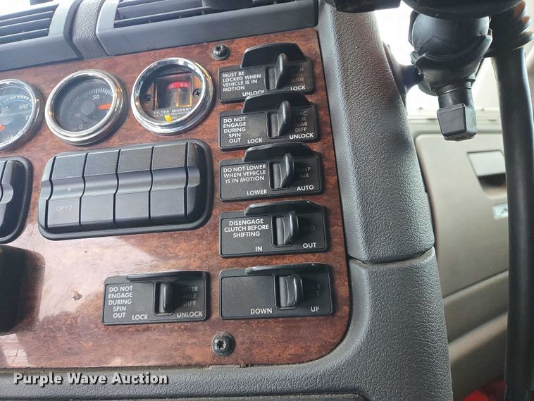 image for item EB1258 2015 Freightliner Cascadia semi truck