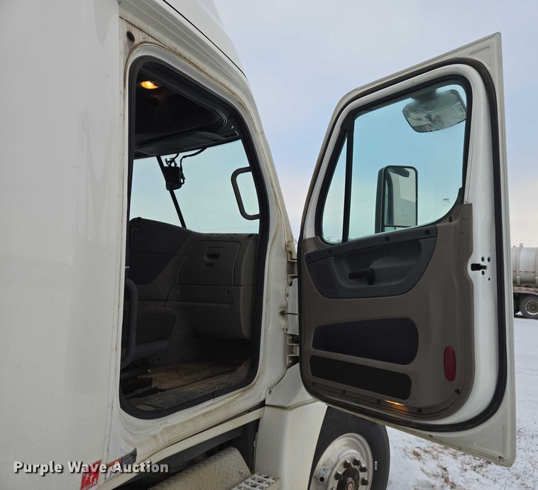 image for item EB1258 2015 Freightliner Cascadia semi truck