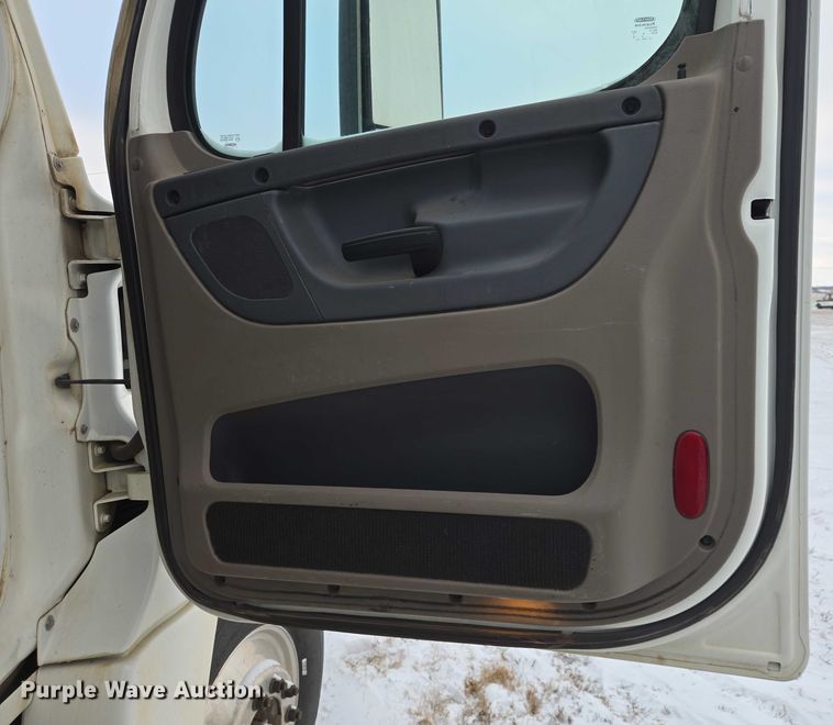 image for item EB1258 2015 Freightliner Cascadia semi truck