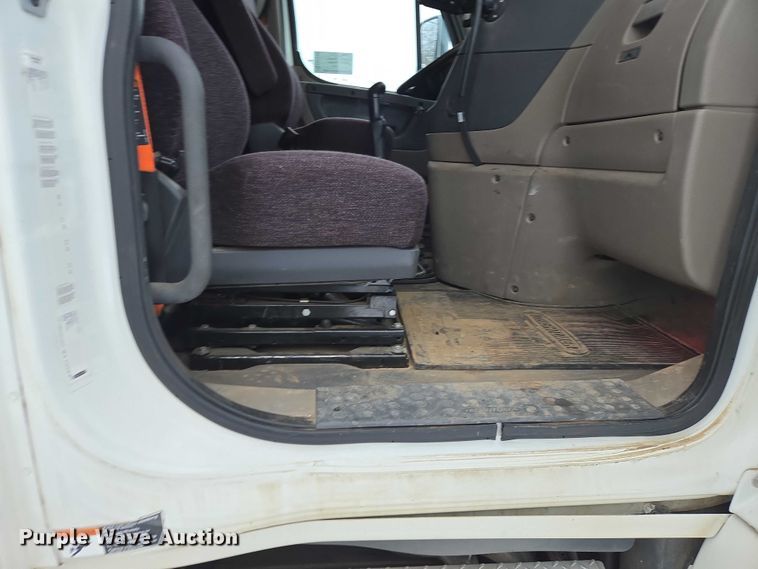 image for item EB1258 2015 Freightliner Cascadia semi truck