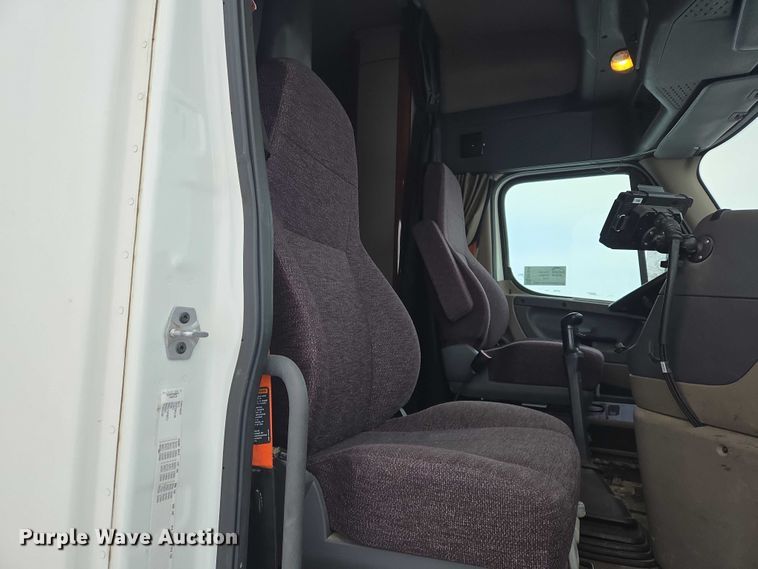 image for item EB1258 2015 Freightliner Cascadia semi truck