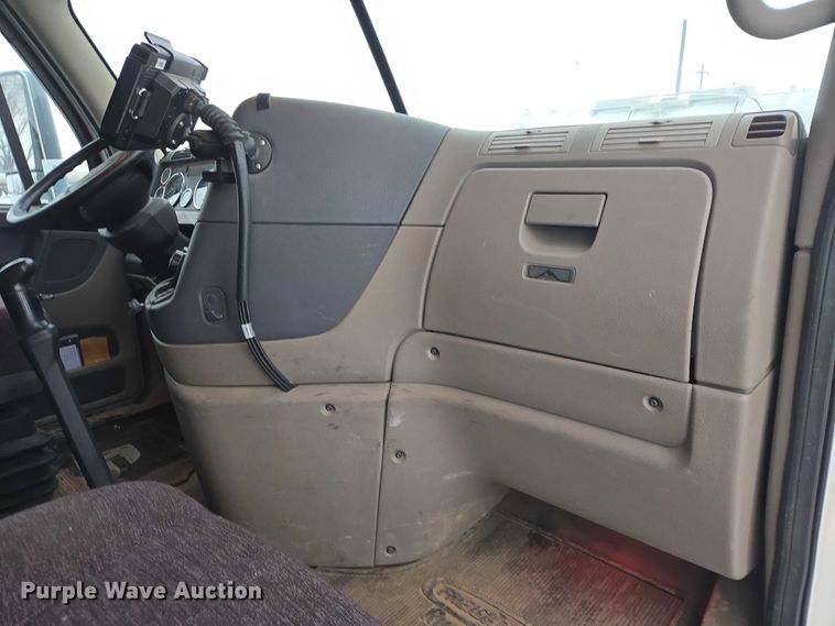 image for item EB1258 2015 Freightliner Cascadia semi truck