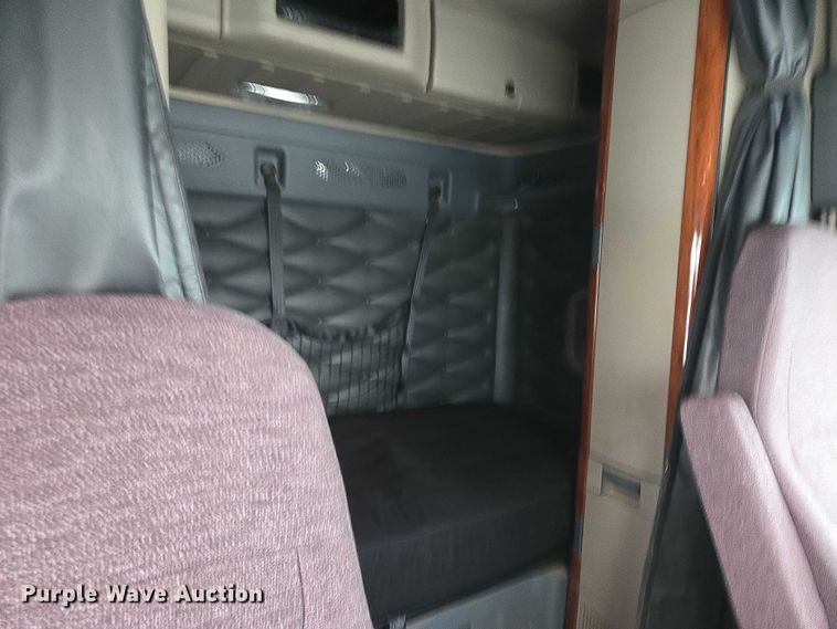 image for item EB1258 2015 Freightliner Cascadia semi truck