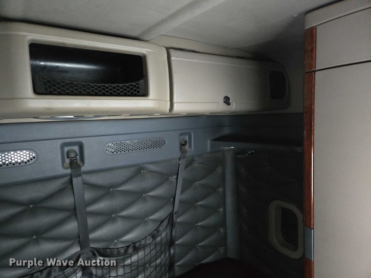 image for item EB1258 2015 Freightliner Cascadia semi truck