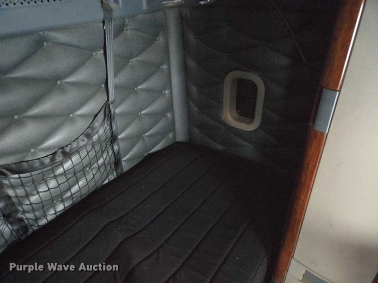 image for item EB1258 2015 Freightliner Cascadia semi truck