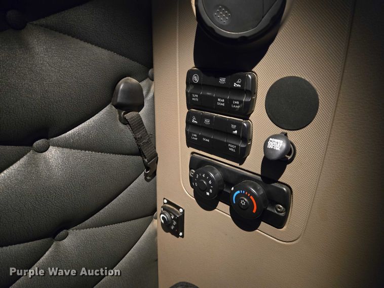 image for item EB1258 2015 Freightliner Cascadia semi truck