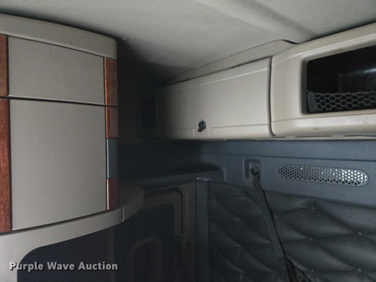 image for item EB1258 2015 Freightliner Cascadia semi truck