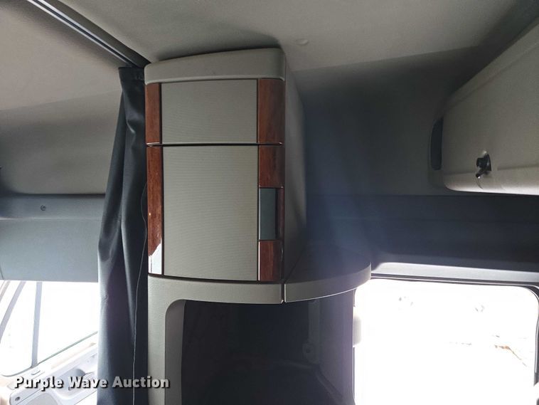 image for item EB1258 2015 Freightliner Cascadia semi truck