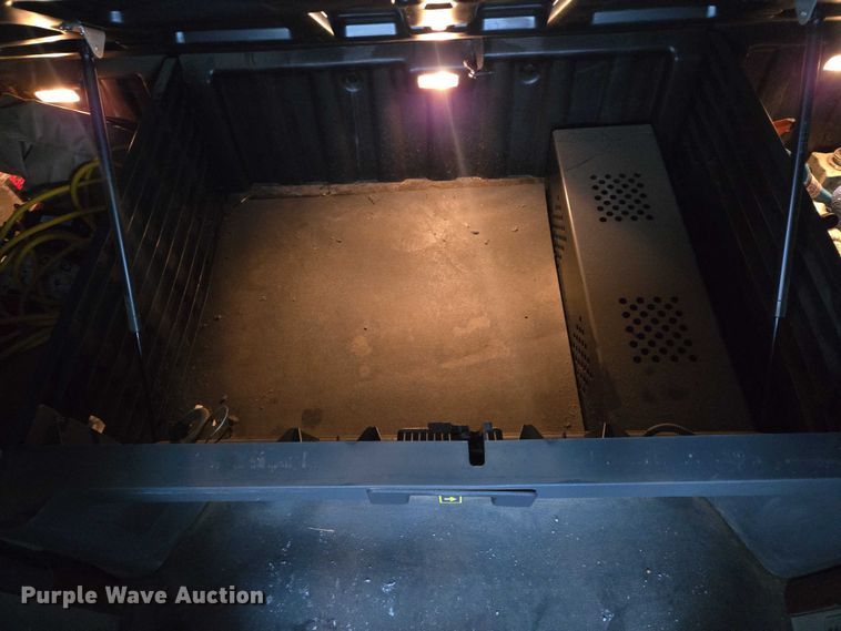 image for item EB1258 2015 Freightliner Cascadia semi truck