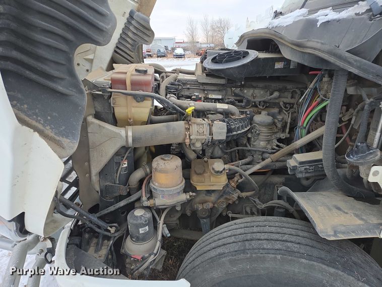 image for item EB1258 2015 Freightliner Cascadia semi truck