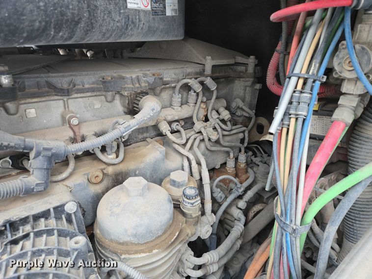 image for item EB1258 2015 Freightliner Cascadia semi truck