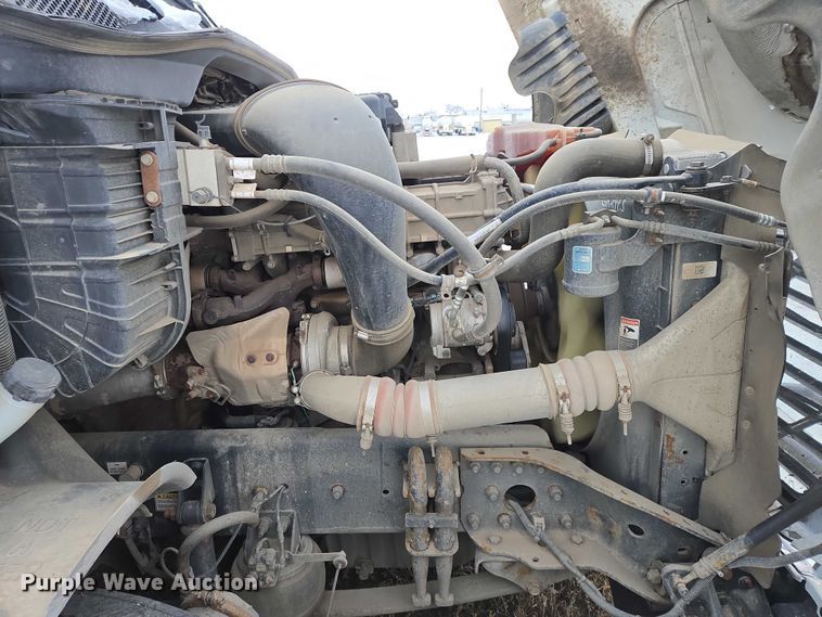 image for item EB1258 2015 Freightliner Cascadia semi truck