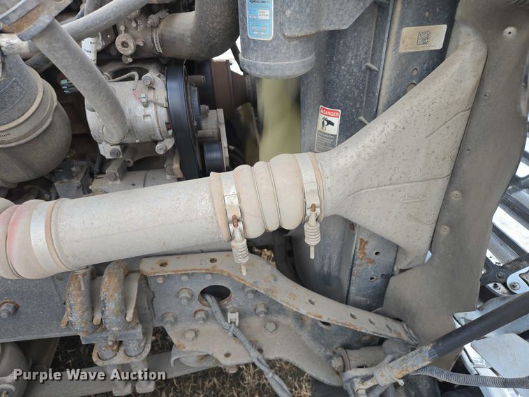 image for item EB1258 2015 Freightliner Cascadia semi truck