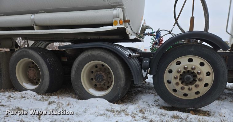 image for item EB1258 2015 Freightliner Cascadia semi truck