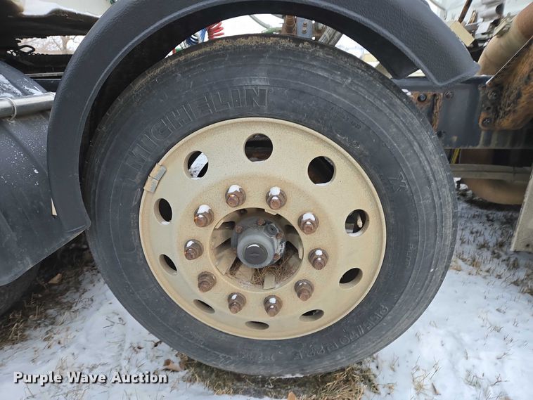 image for item EB1258 2015 Freightliner Cascadia semi truck