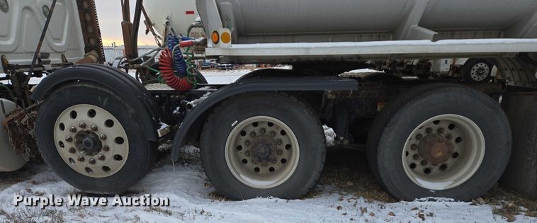 image for item EB1258 2015 Freightliner Cascadia semi truck