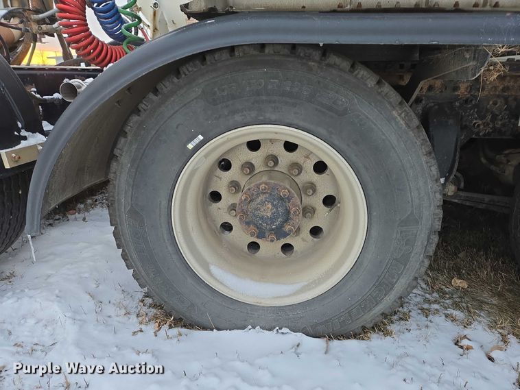 image for item EB1258 2015 Freightliner Cascadia semi truck