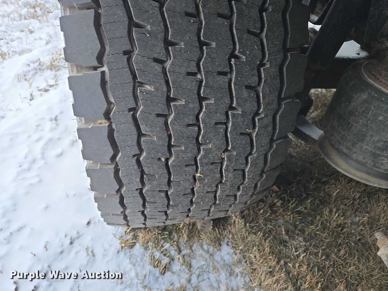 image for item EB1258 2015 Freightliner Cascadia semi truck