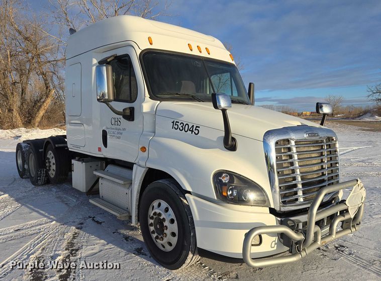 image for item EB1259 2015 Freightliner Cascadia semi truck