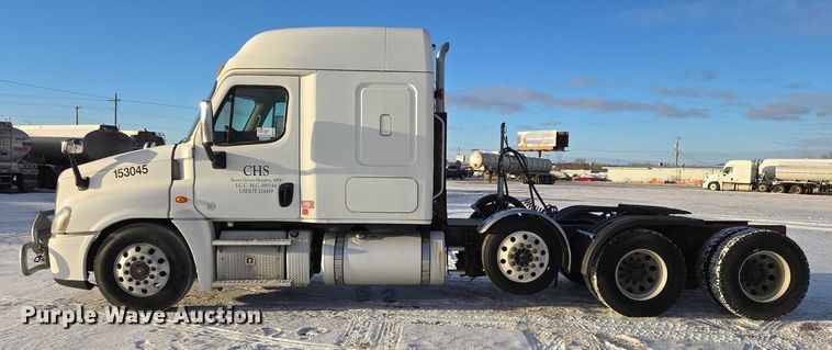 image for item EB1259 2015 Freightliner Cascadia semi truck