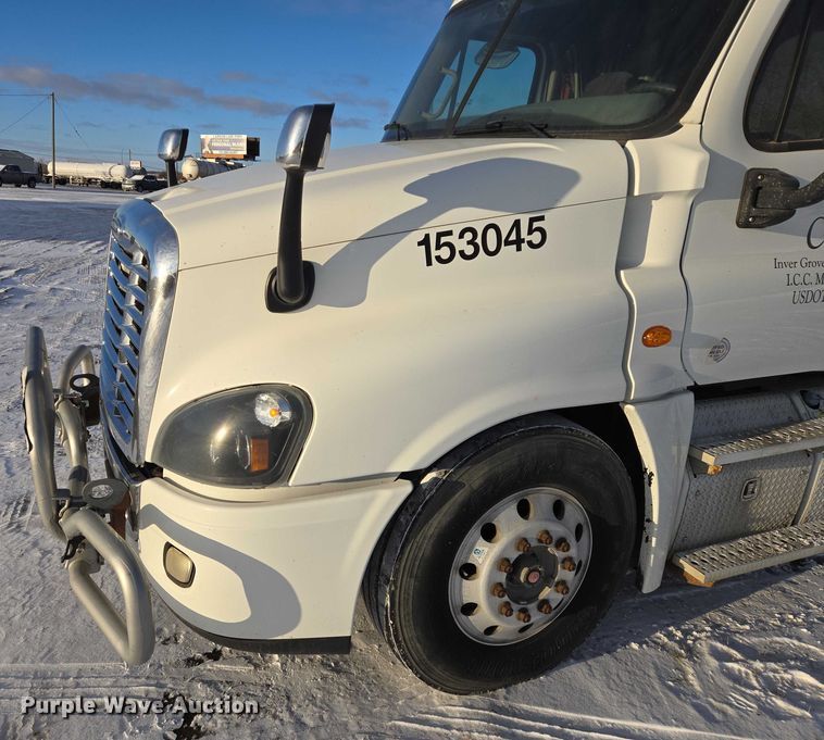 image for item EB1259 2015 Freightliner Cascadia semi truck