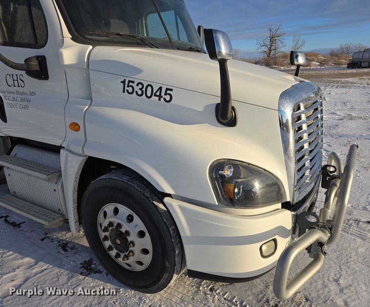 image for item EB1259 2015 Freightliner Cascadia semi truck