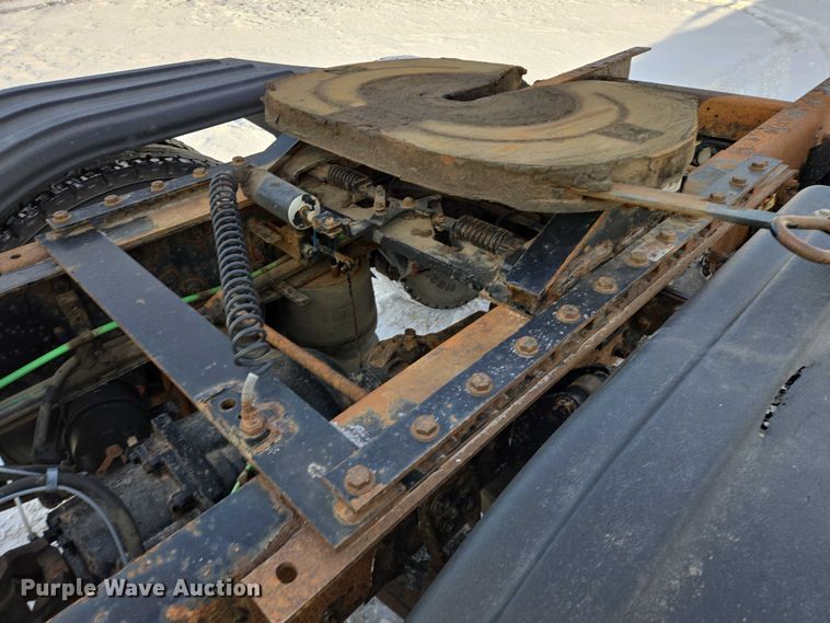 image for item EB1259 2015 Freightliner Cascadia semi truck