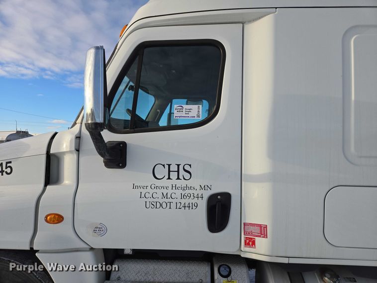 image for item EB1259 2015 Freightliner Cascadia semi truck