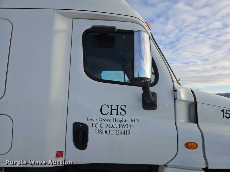image for item EB1259 2015 Freightliner Cascadia semi truck
