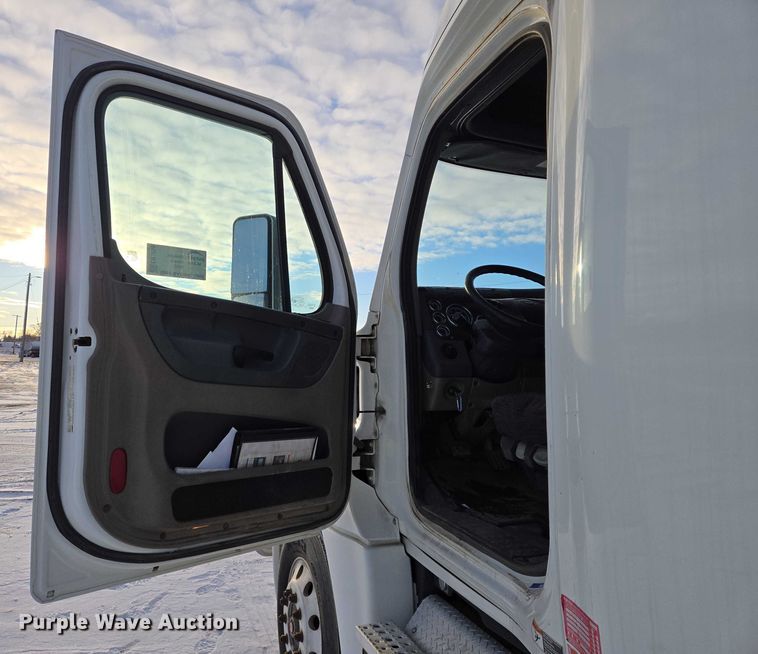 image for item EB1259 2015 Freightliner Cascadia semi truck