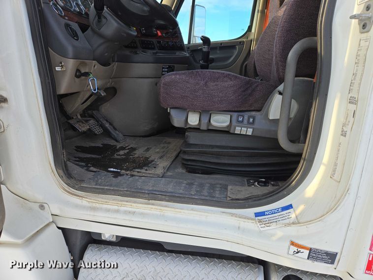 image for item EB1259 2015 Freightliner Cascadia semi truck