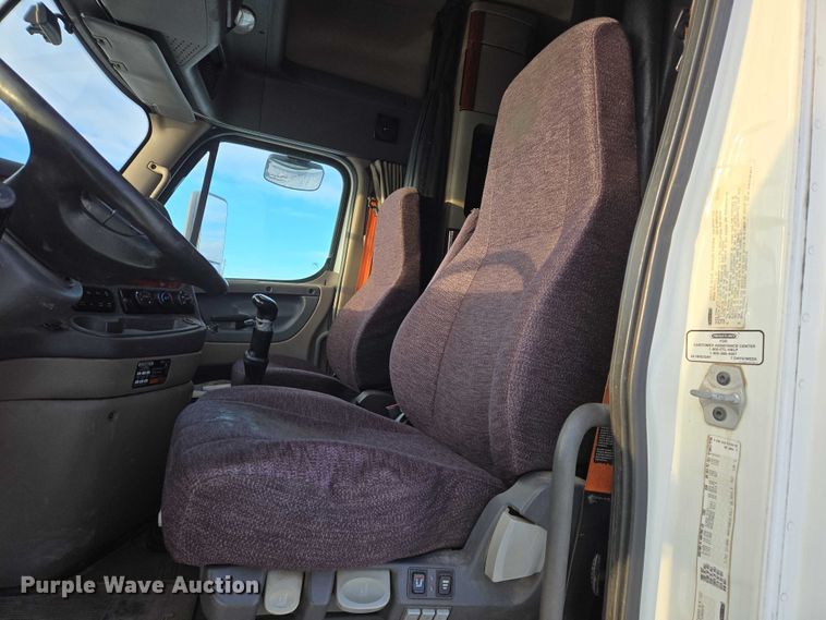 image for item EB1259 2015 Freightliner Cascadia semi truck