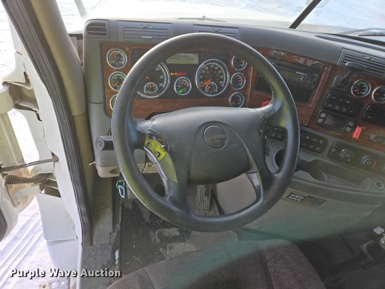 image for item EB1259 2015 Freightliner Cascadia semi truck