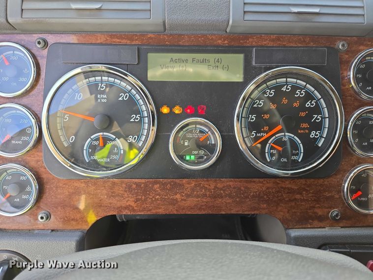 image for item EB1259 2015 Freightliner Cascadia semi truck