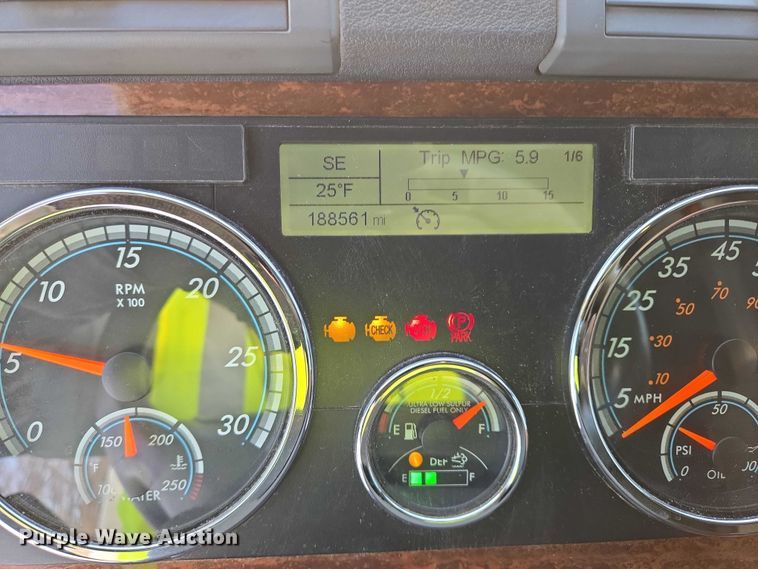 image for item EB1259 2015 Freightliner Cascadia semi truck