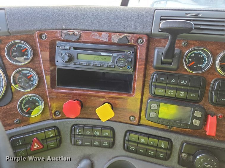 image for item EB1259 2015 Freightliner Cascadia semi truck