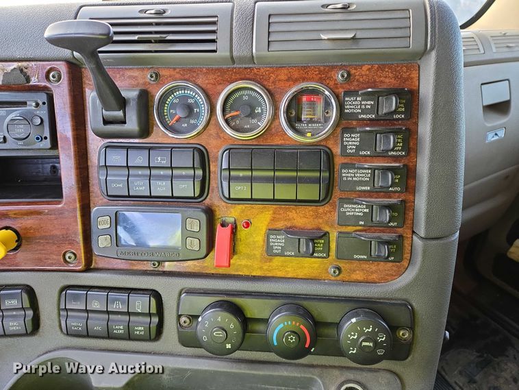 image for item EB1259 2015 Freightliner Cascadia semi truck