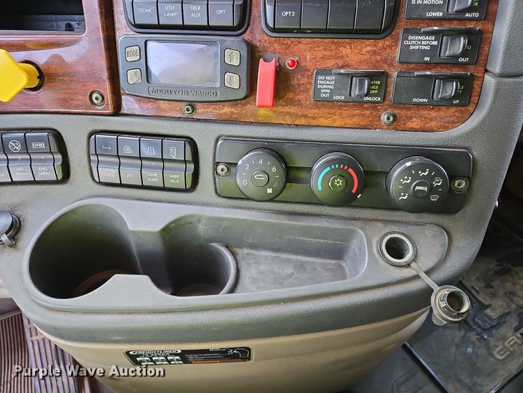 image for item EB1259 2015 Freightliner Cascadia semi truck
