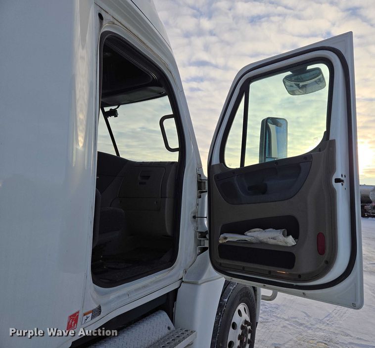 image for item EB1259 2015 Freightliner Cascadia semi truck