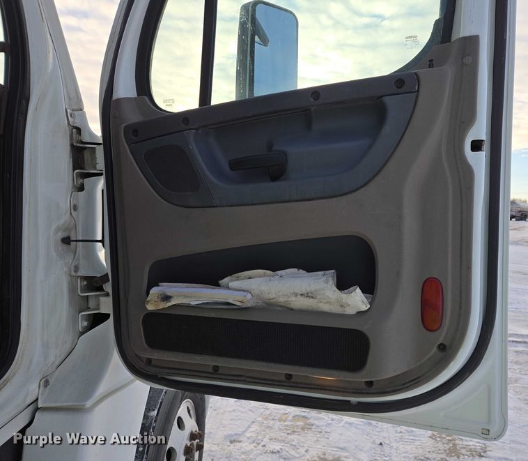 image for item EB1259 2015 Freightliner Cascadia semi truck