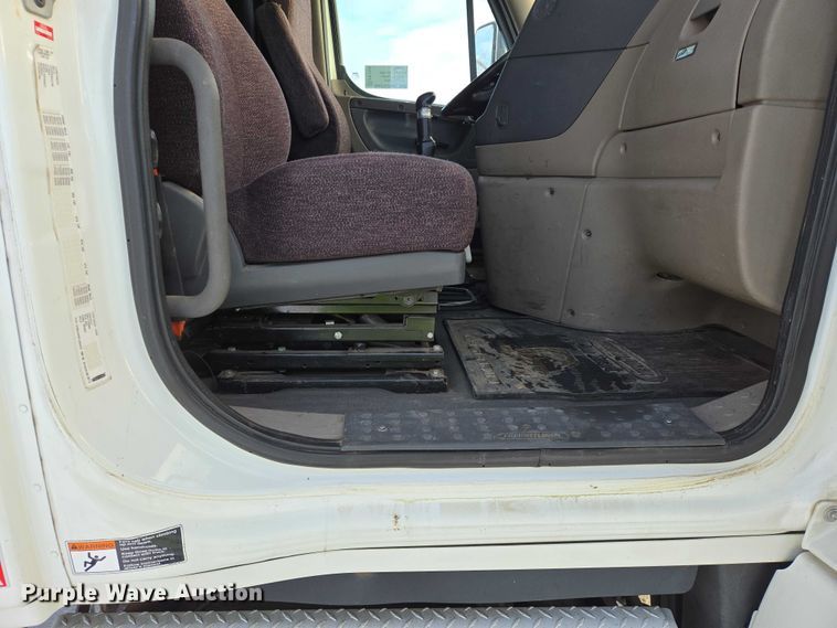 image for item EB1259 2015 Freightliner Cascadia semi truck