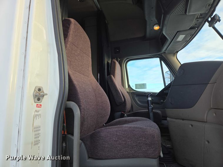 image for item EB1259 2015 Freightliner Cascadia semi truck