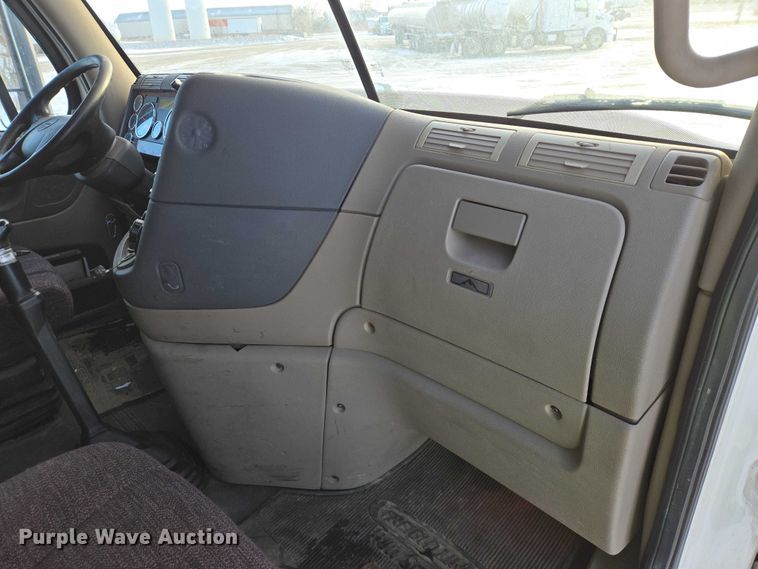 image for item EB1259 2015 Freightliner Cascadia semi truck